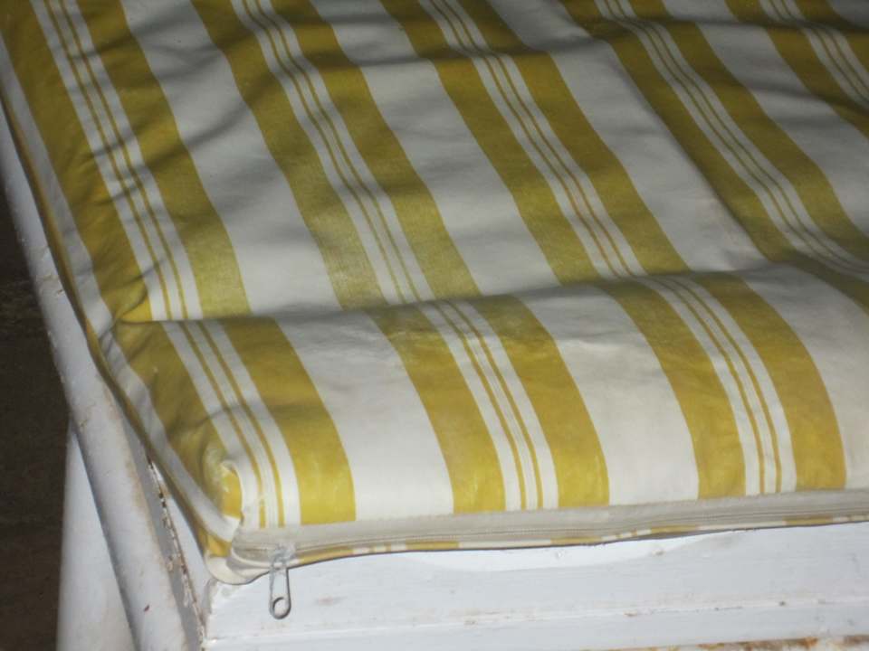 Verrostete Liegen überall am Meer Riviera Aqua Park Resort