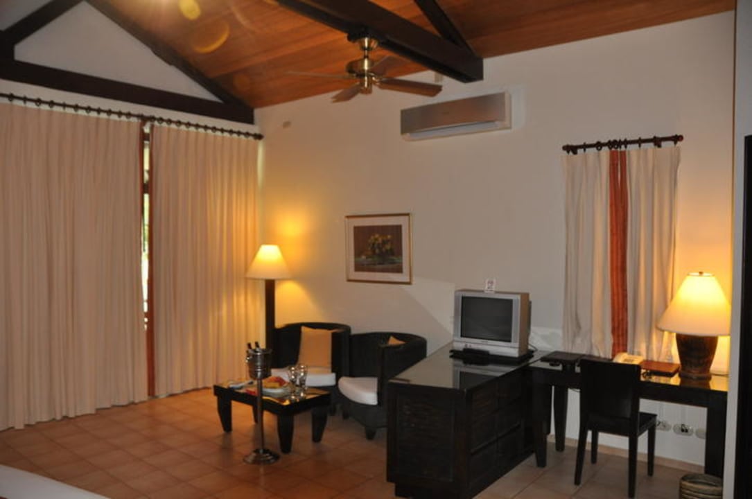 Schreibtisch und Sitzecke Henann Resort