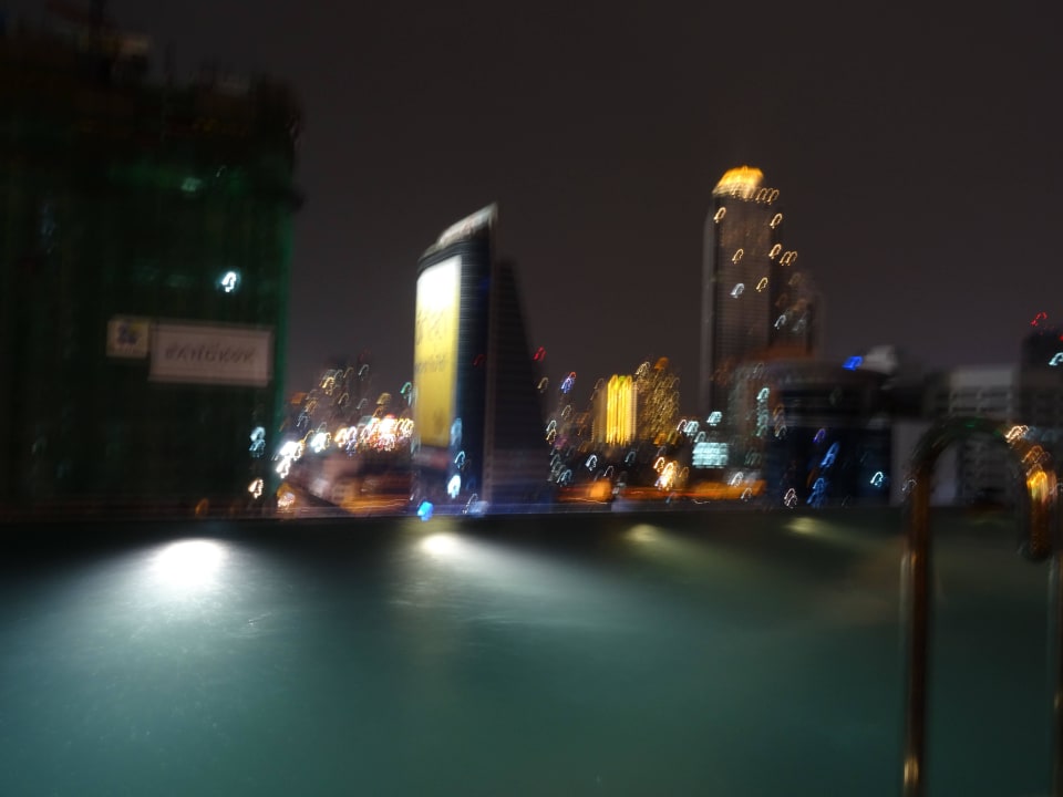 Pool bei Nacht Eastin Grand Hotel Sathorn