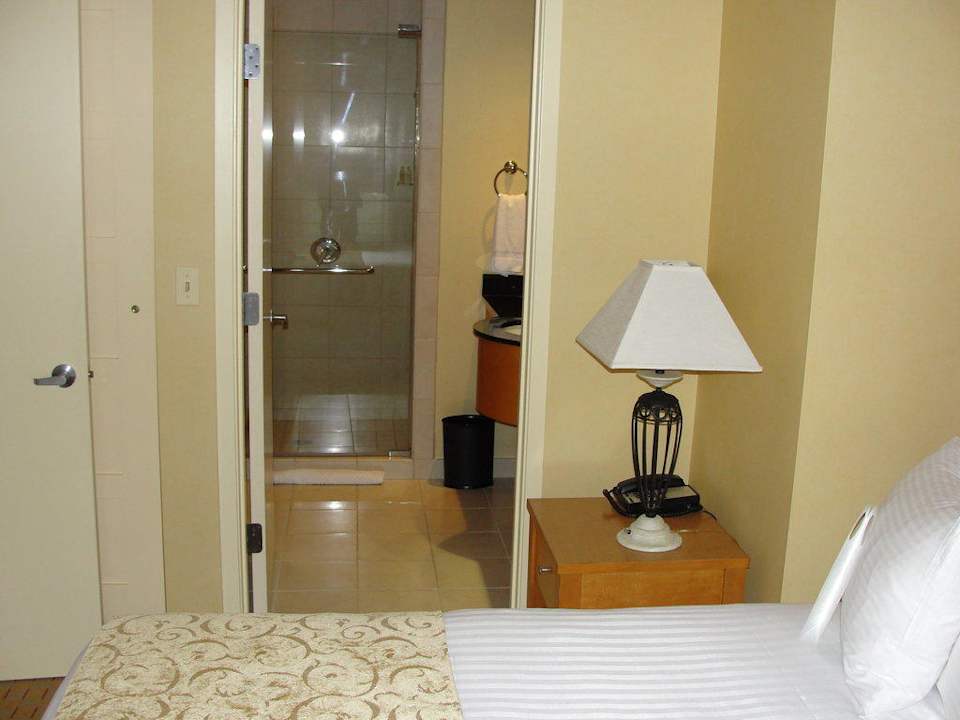 Blick vom Schlafzimmer ins Bad Renaissance Chicago O'Hare Hotel