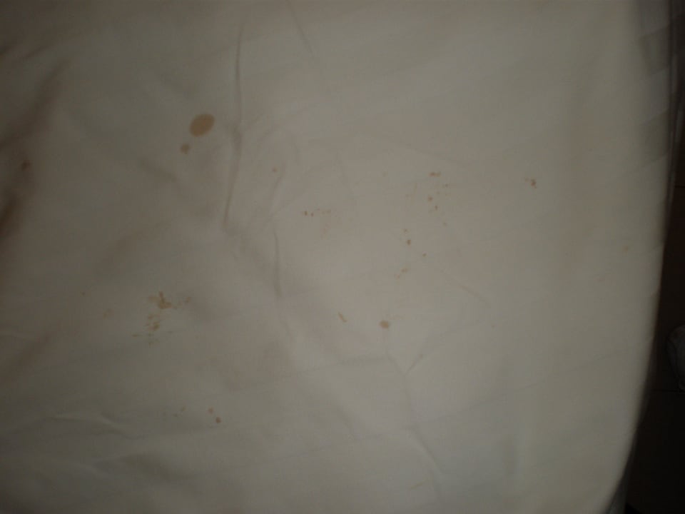 Neue verschmutzte Bettwäsche Hotel Patong Seaview