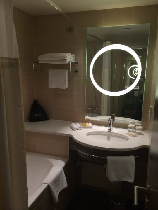 Blick ins Bad, mit Duschvorhang Hilton Garden Inn Frankfurt Airport