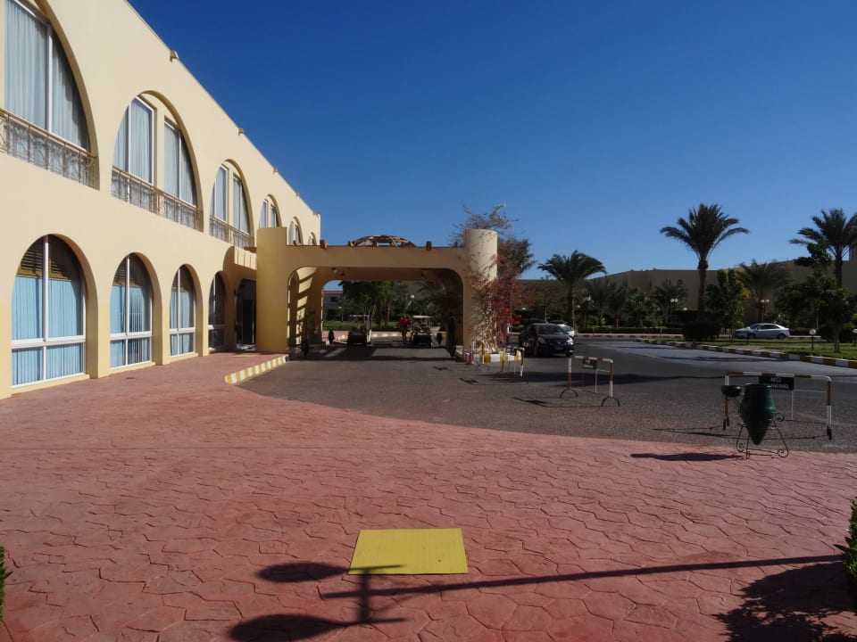 Hoteleingang für Fahrzeuge Desert Rose