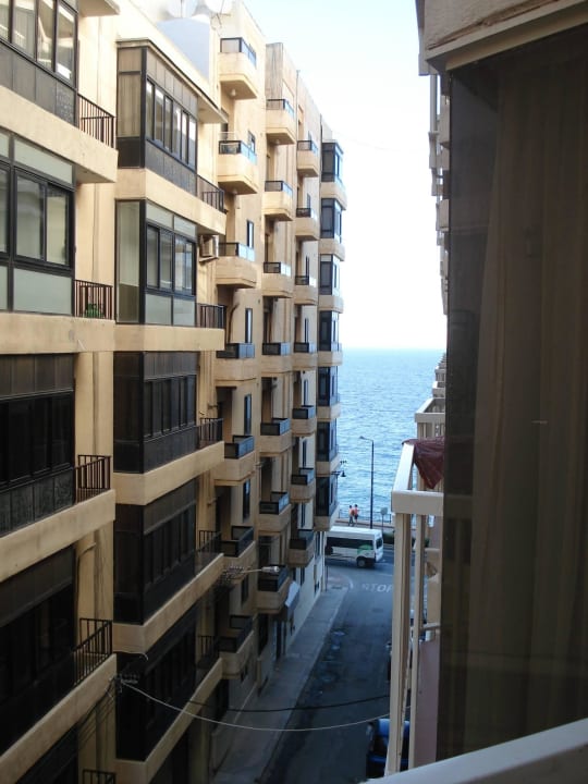 Widok z okna w prawo The Diplomat Hotel