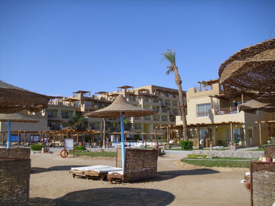 Strand mit Hotel im Hintergrund Imperial Shams Abu Soma