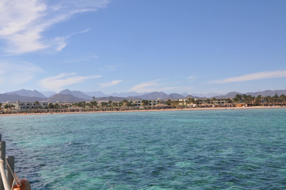 Widok z molo na plażę i hotel Regency Plaza Aqua Park & Spa