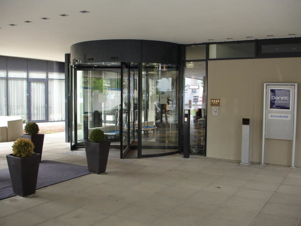 Eingang von außen Dorint Hotel An der Kongresshalle Augsburg