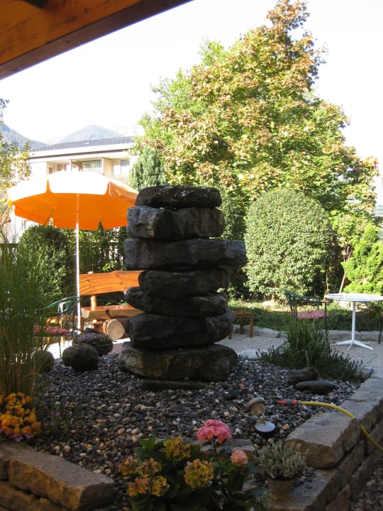 Schöner Steinbrunnen mit Steingarten Hotel Zimba