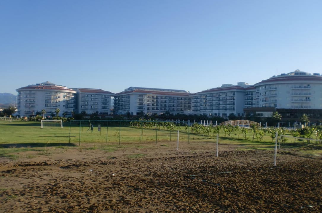 Im Vordergrund die Sportanlagen des Hotels Seaden Sea World Resort & Spa