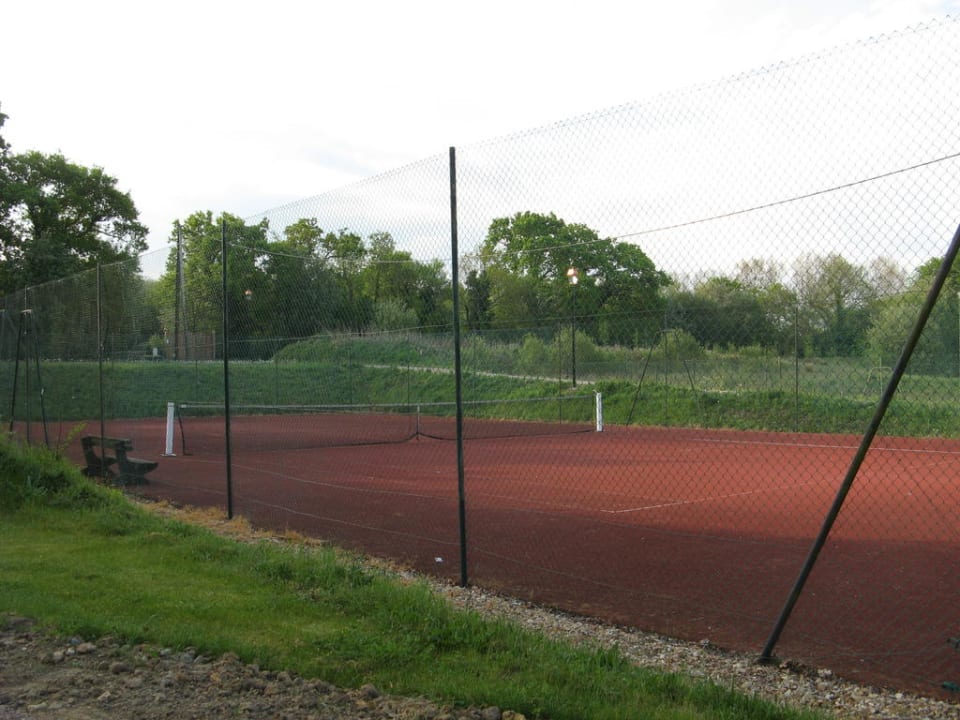 Tennisplatz auf dem Hotelgelände Hotel Les Manoirs de Tourgéville
