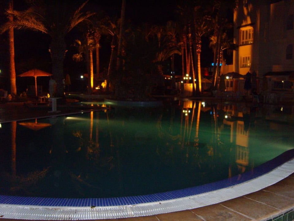 Hotelpool bei Nacht Hotel Nesrine