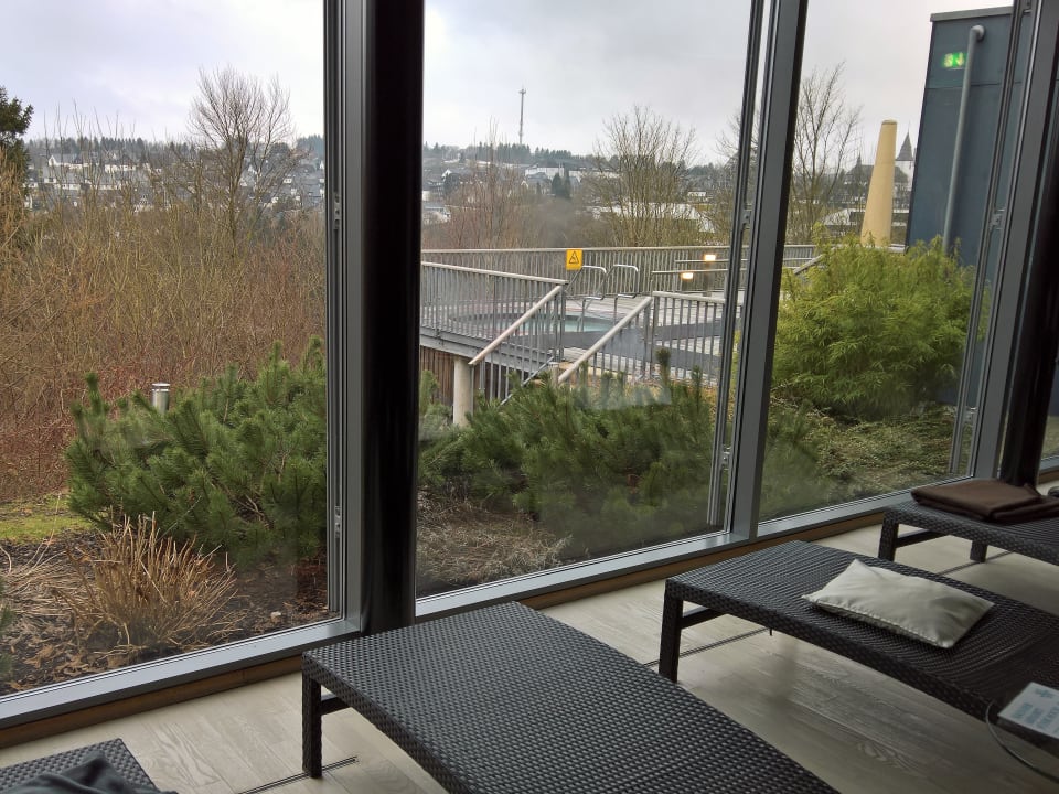 Ruhezone im Wellnessbereich mit prima Aussicht Hapimag Resort Winterberg