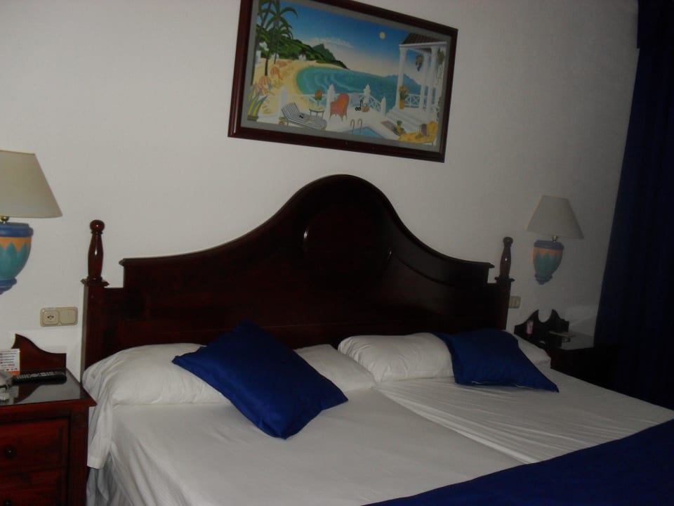 Großes weiches Bett Senator Puerto Plata Hotel