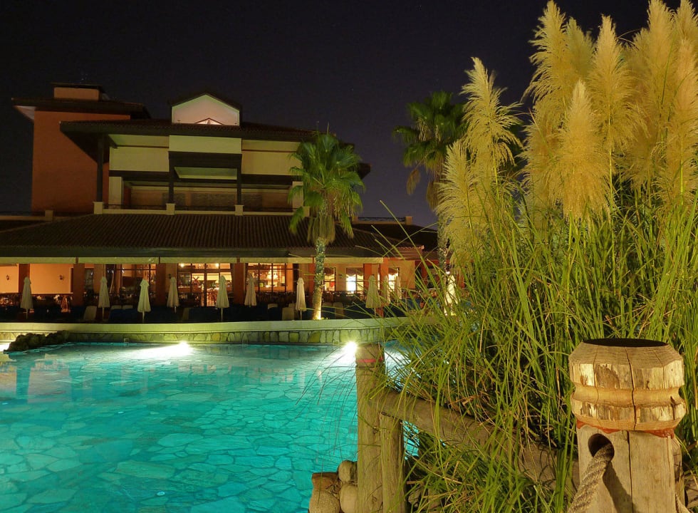 Hauptrestaurant bei Nacht (Grand Aqua) Club Grand Aqua