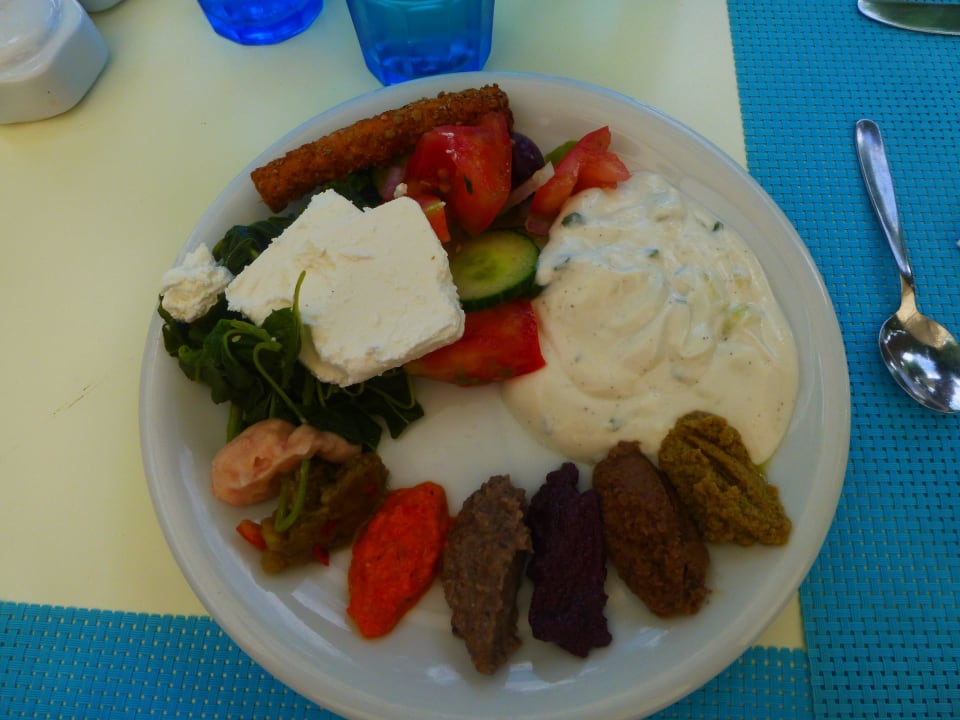 Lecker Vorspeisen zum Mittagessen in der Taverne TUI BLUE Oceanis Beach and Spa Resort