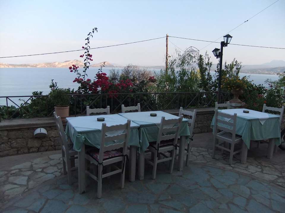 Wer es wünscht kann unter freiem Himmel essen Hotel Philip
