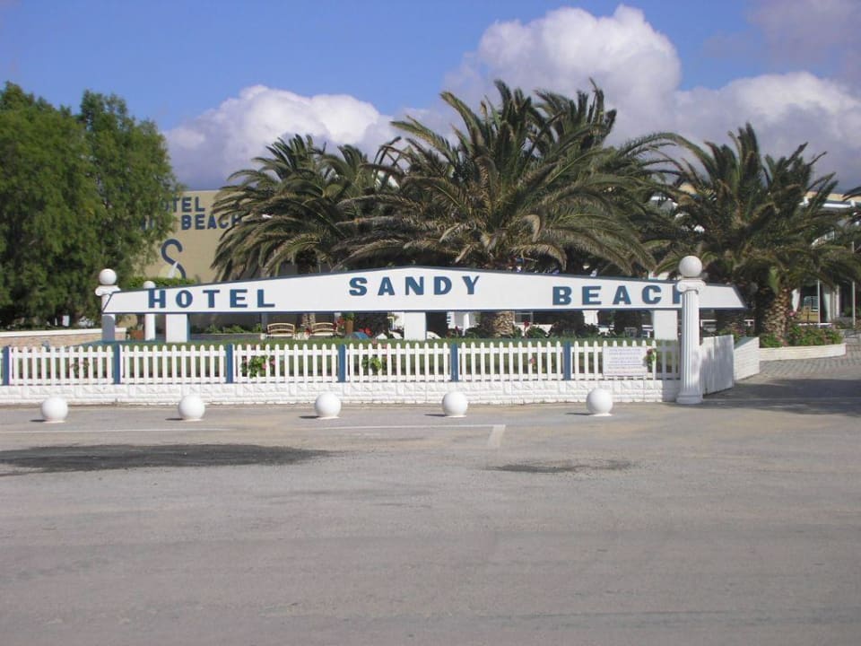 Eingang Sandy Beach Hotel & Family Suites