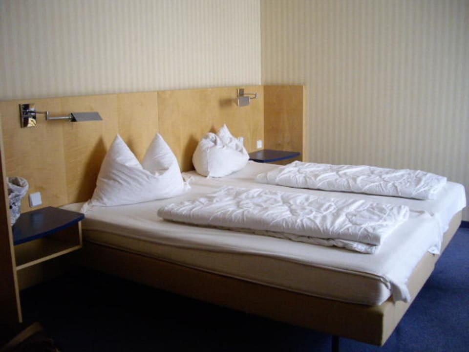 Doppelbett AMEDIA Hotel Dresden Elbpromenade