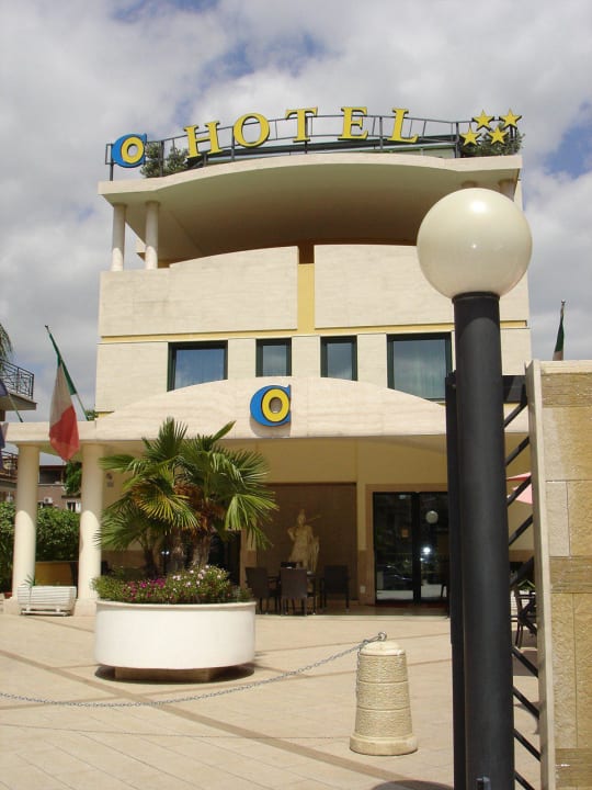 Ruhiger Innenhof mit Bar und Sitzmöglichkeiten OC Hotel Villa Adriana