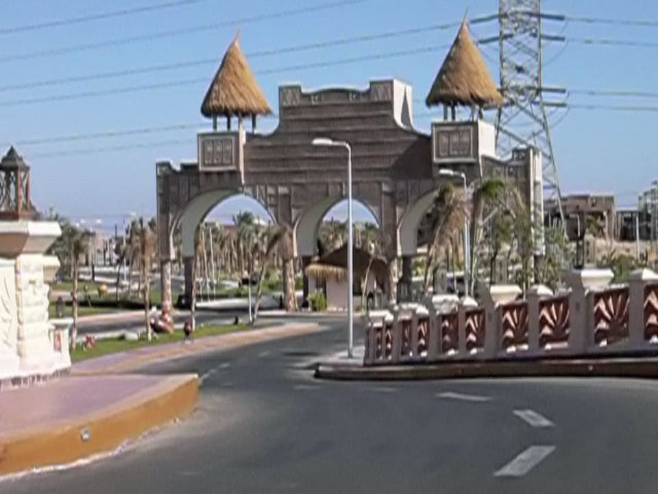 Einfahrt Pickalbatros Jungle Aqua Park Resort - Neverland Hurghada