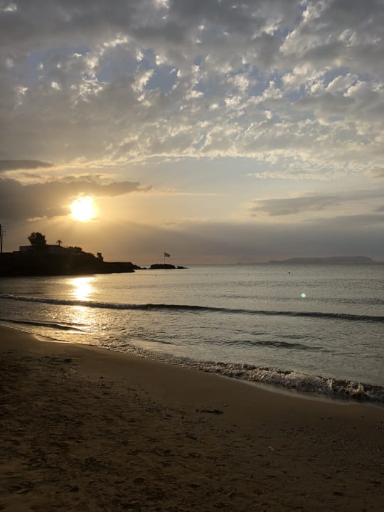 Strand The Island Hotel