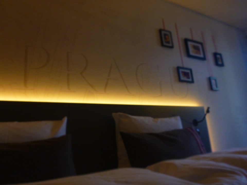 Bett mit Wanddekoration Hotel PULSE8