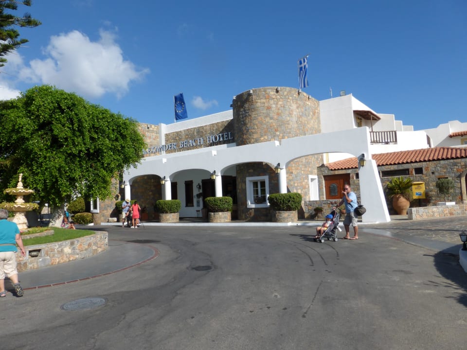 Eingang Alexander Beach Hotel & Village Resort