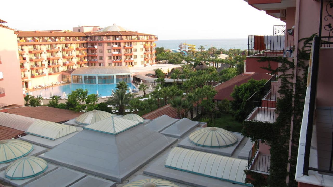 Hier der "Ruhepool" und das Hallenbad Selge Beach Resort