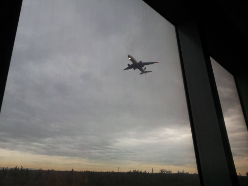 Blick vom Bett. Absolut schalldichte Fenster. Hilton Frankfurt Airport