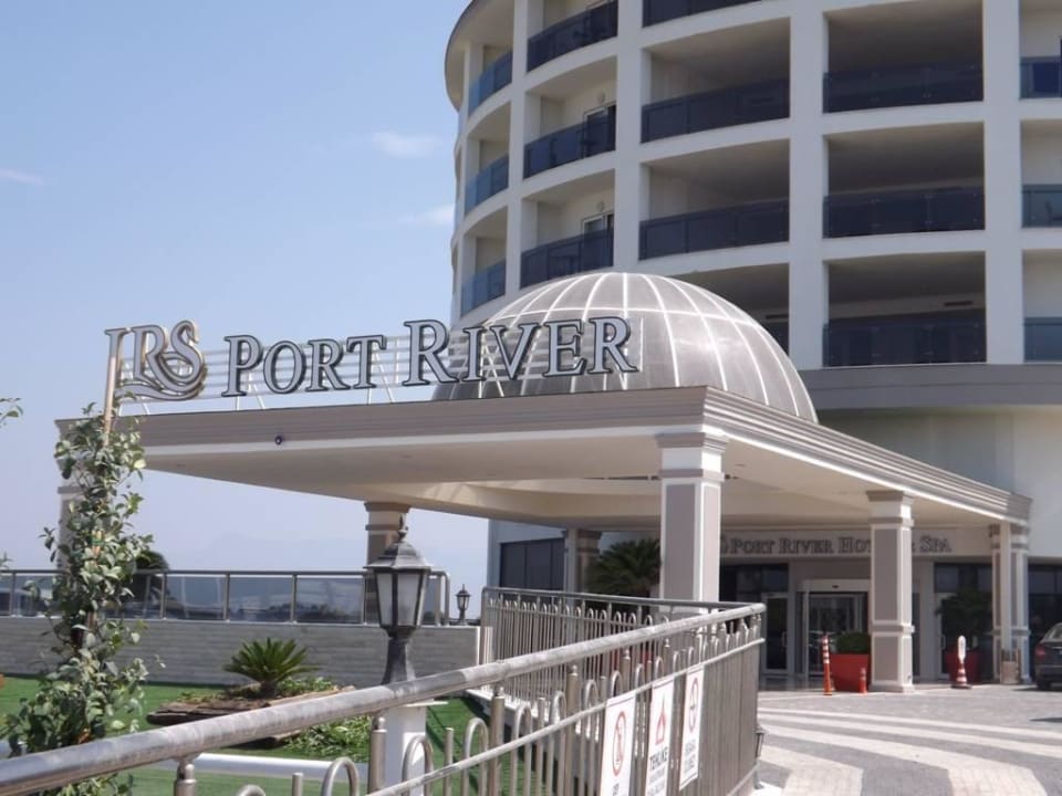 Sehr schön von außen  LRS Port River Hotel & Spa