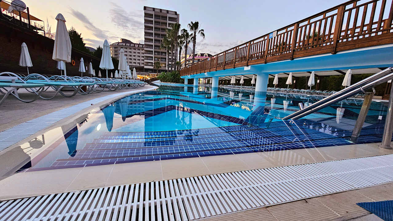 Pool Saturn Palace Resort Hotel