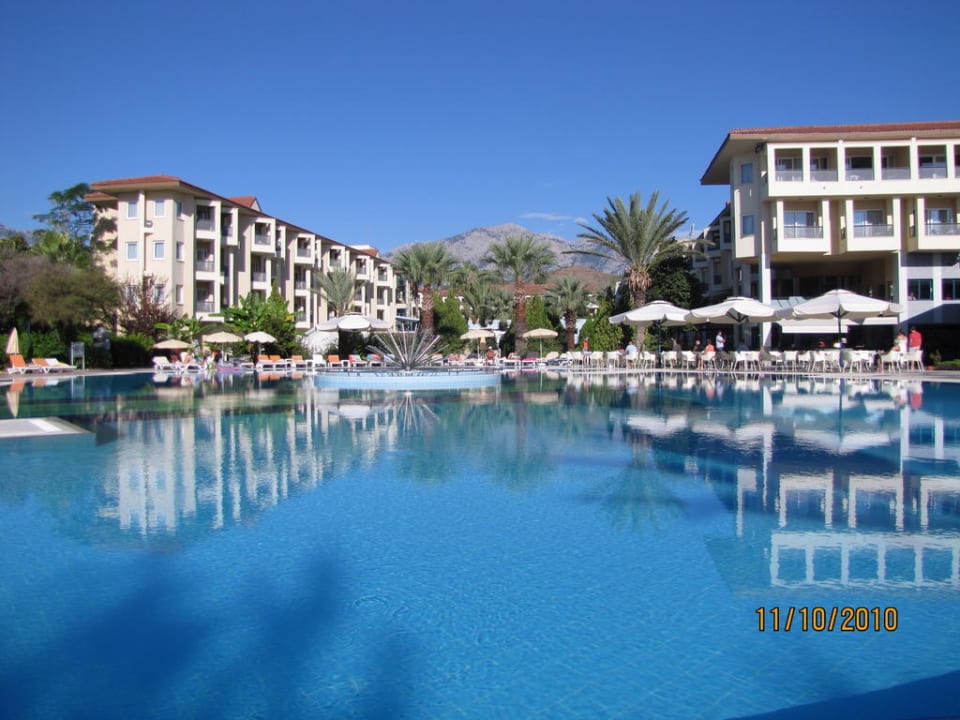 Pool und Hotel Le Jardin Resort