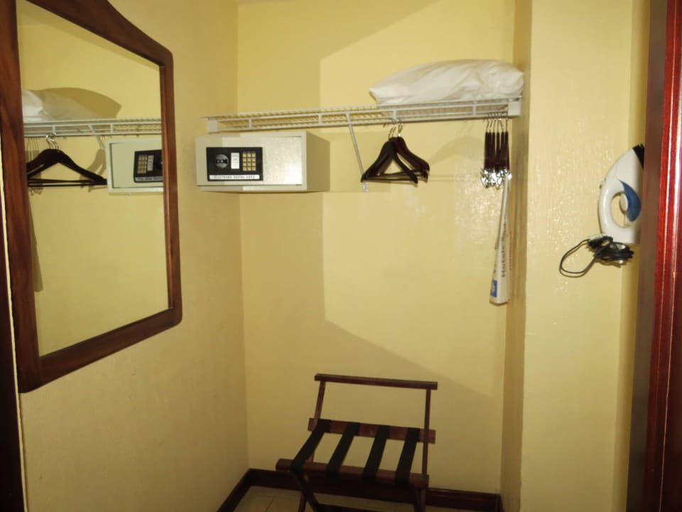 Begehbarer Kleiderschrank mit Safe und Bügeleisen Wyndham San Jose Herradura Hotel & Convention Center