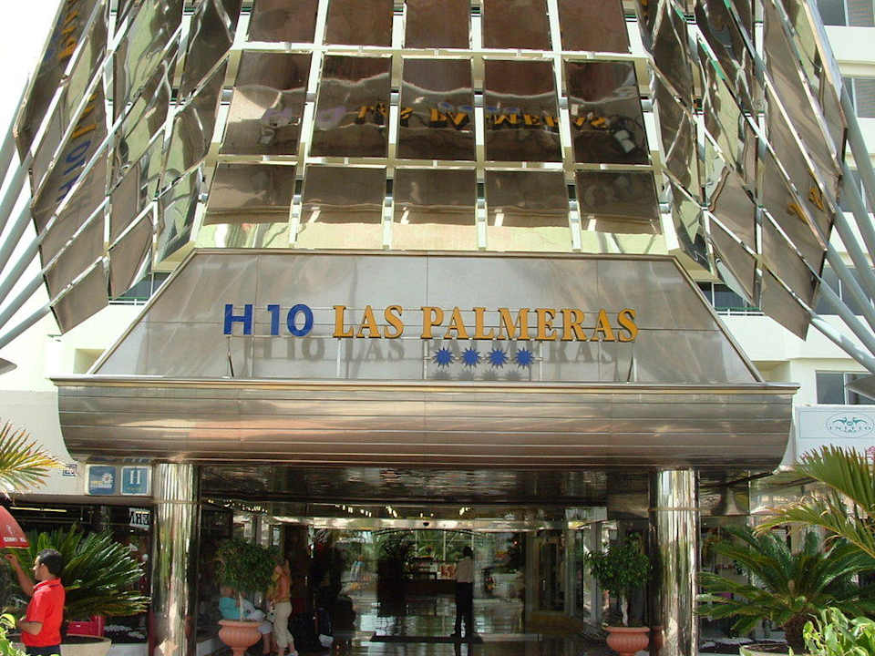Przed wejściem od ulicy. H10 Las Palmeras