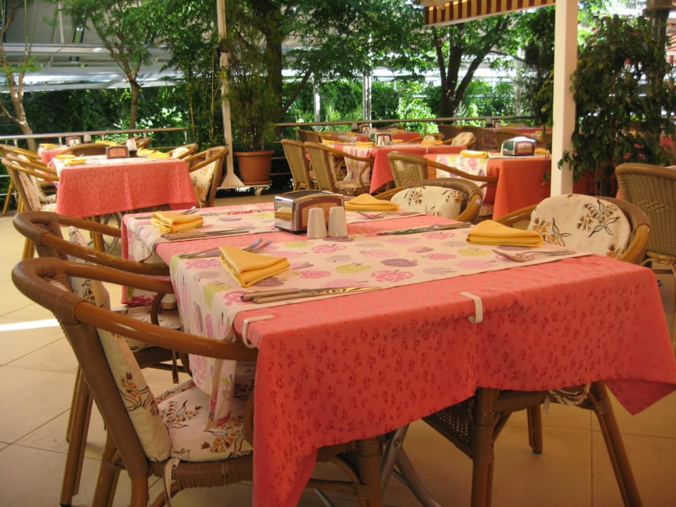 Die Aussentische zum Essen Hotel Orfeus Park