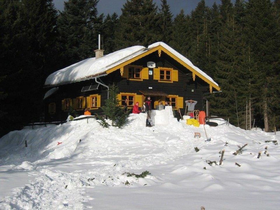 Außenansicht im Winter DAV Neuland Hütte