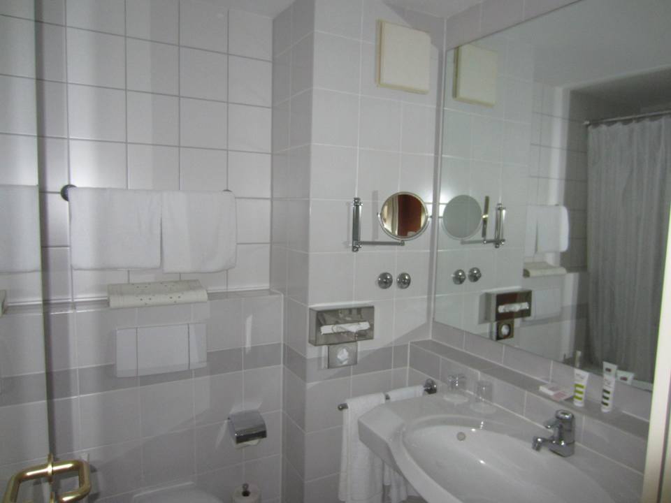 Bad Zimmer 265 Leonardo Hotel Hamburg Airport