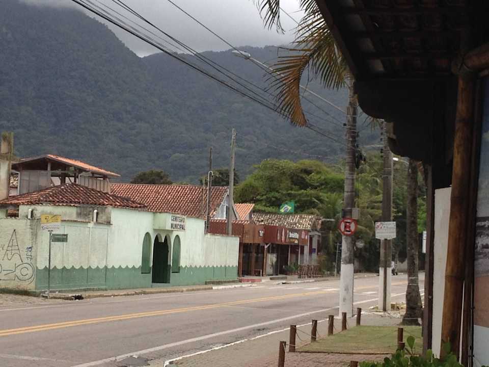 Strasse am eingang Beach Hotel Maresias