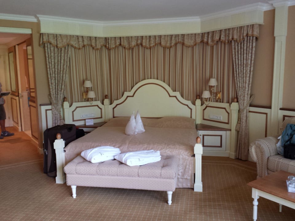 Gemütliches Bett in der Deluxe Suite Hotel Schwarzenstein