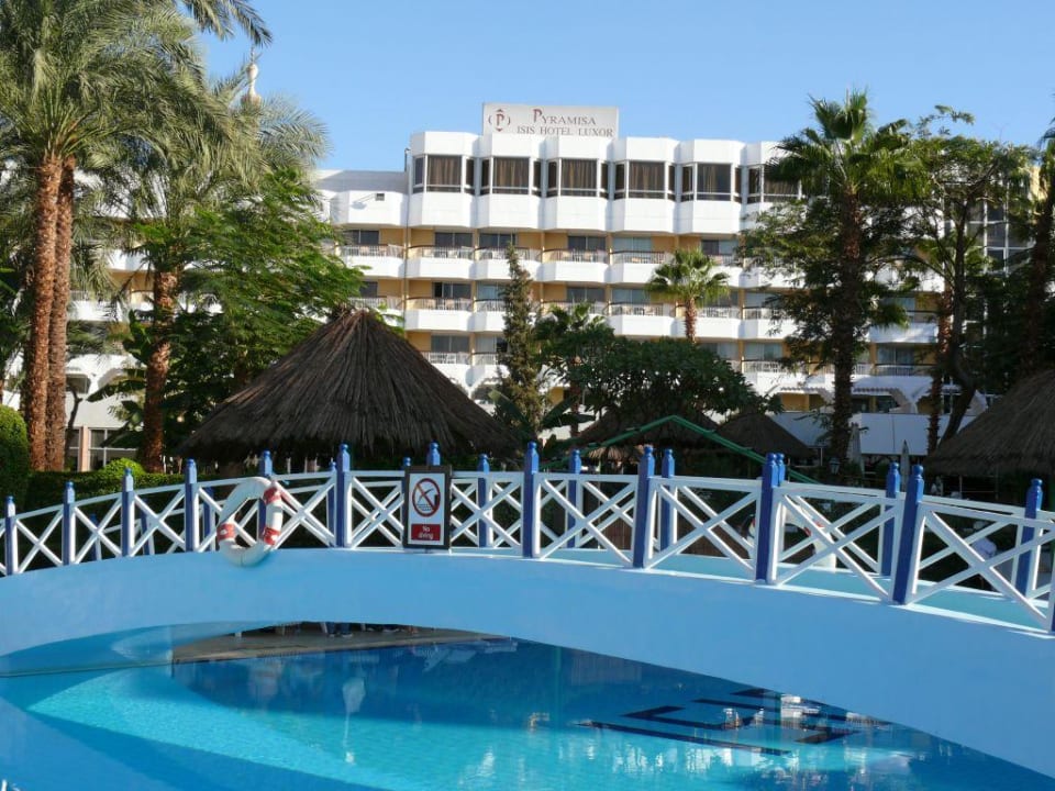 Pool und Hauptgebäude Pyramisa Hotel Luxor