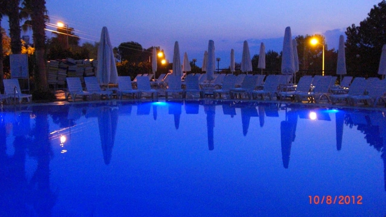 Poolanlage am Abend Seaden Corolla Hotel