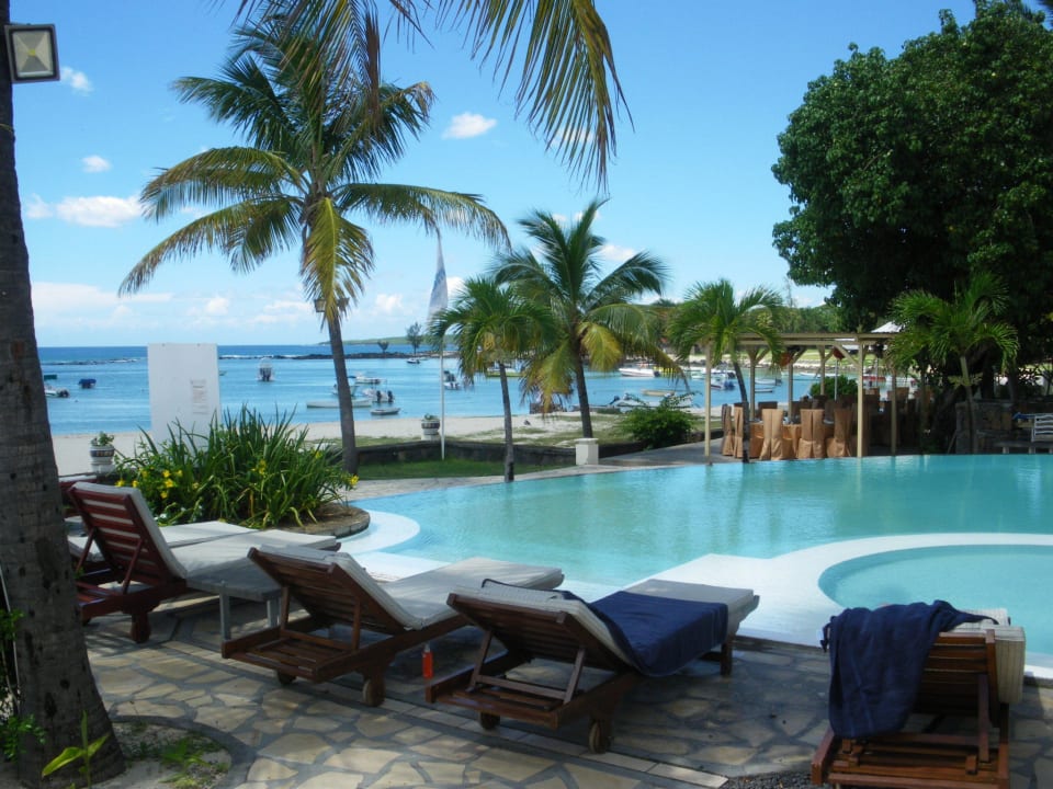 Blick von der Hotelbar zum Strand Hotel Villas Caroline