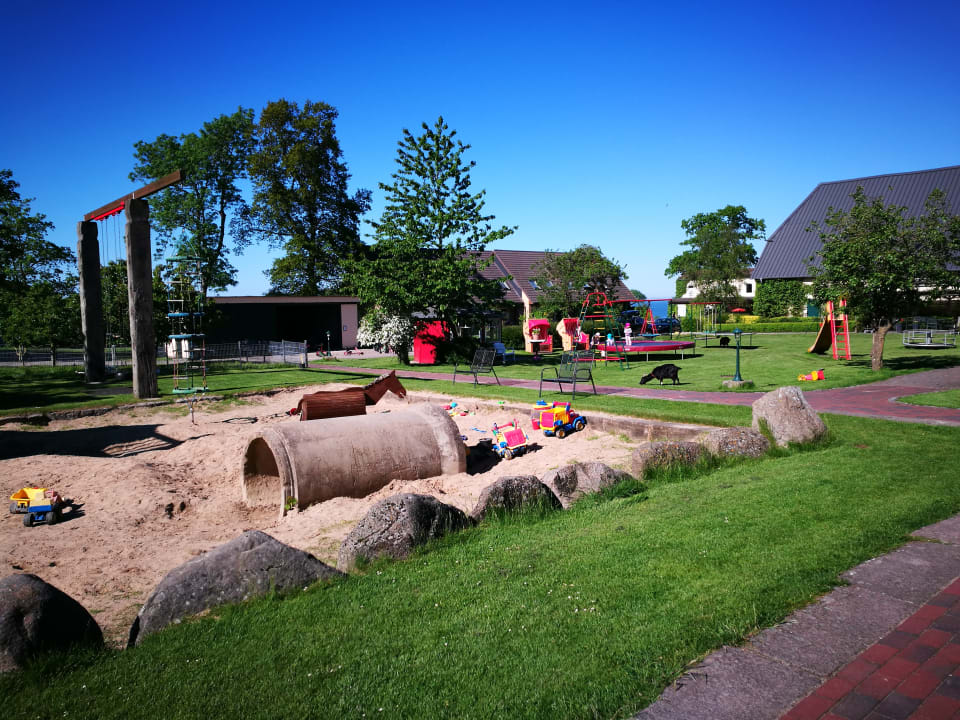 Gartenanlage Ferienbauernhof Liesenberg mit Meerblick