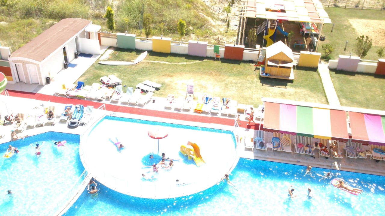 Blick zum Pool Ramada Resort by Wyndham Side