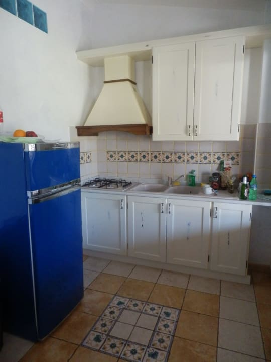 Kückenzeile mit Gasherd und Kühlschrank Hotel Villaggio Il Gabbiano