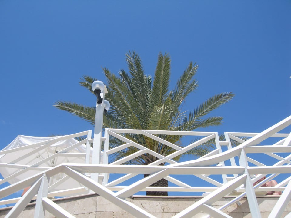 Strahlend blauer Himmel  Seaden Corolla Hotel