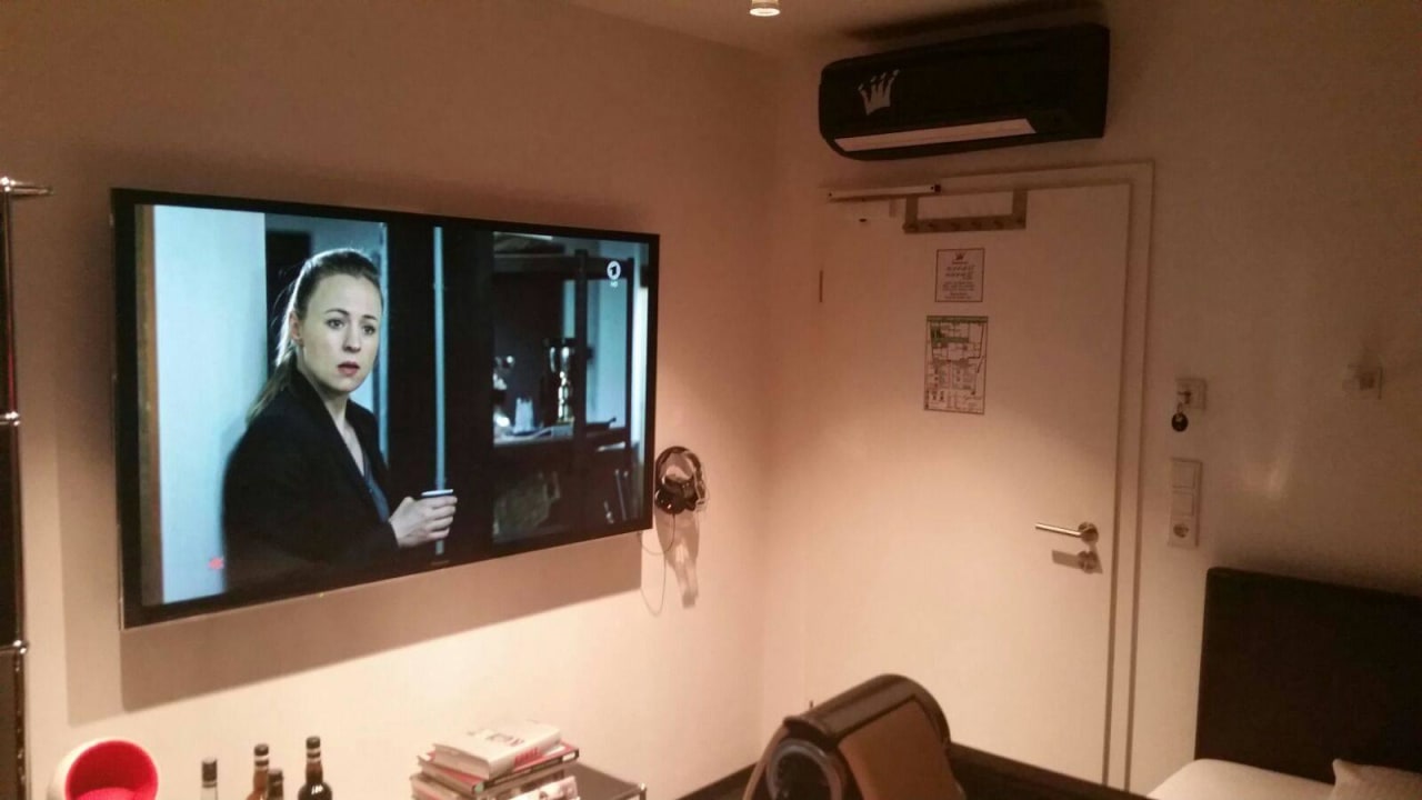 Riesiger Flatscreen im Zimmer Apart Hotel Fulda
