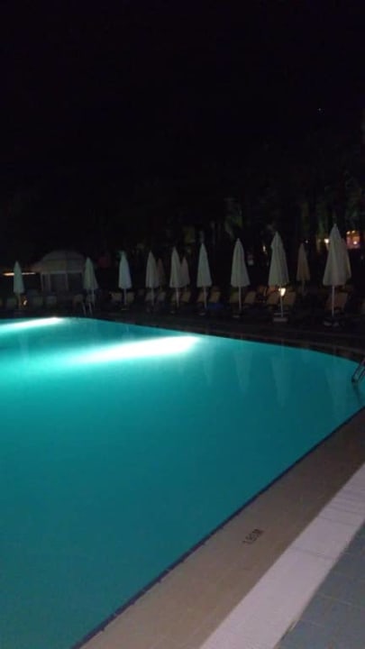 Basen nocą Monachus Family Resort Sorgun