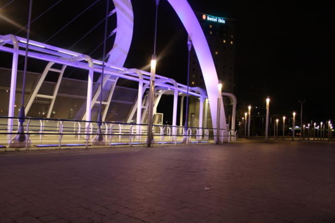 Nachtansicht von der Brücke über der Bahnstation Hotel ibis London Wembley