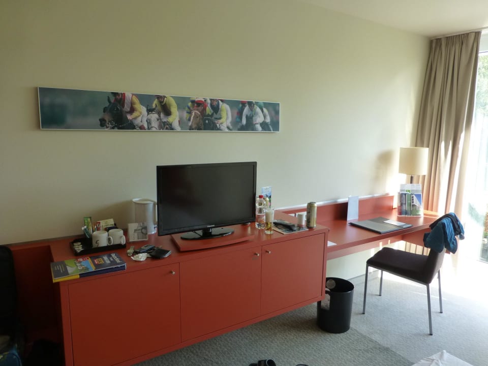 Flat TV,Kühlschrank und Rennmotive ATLANTIC Hotel Galopprennbahn